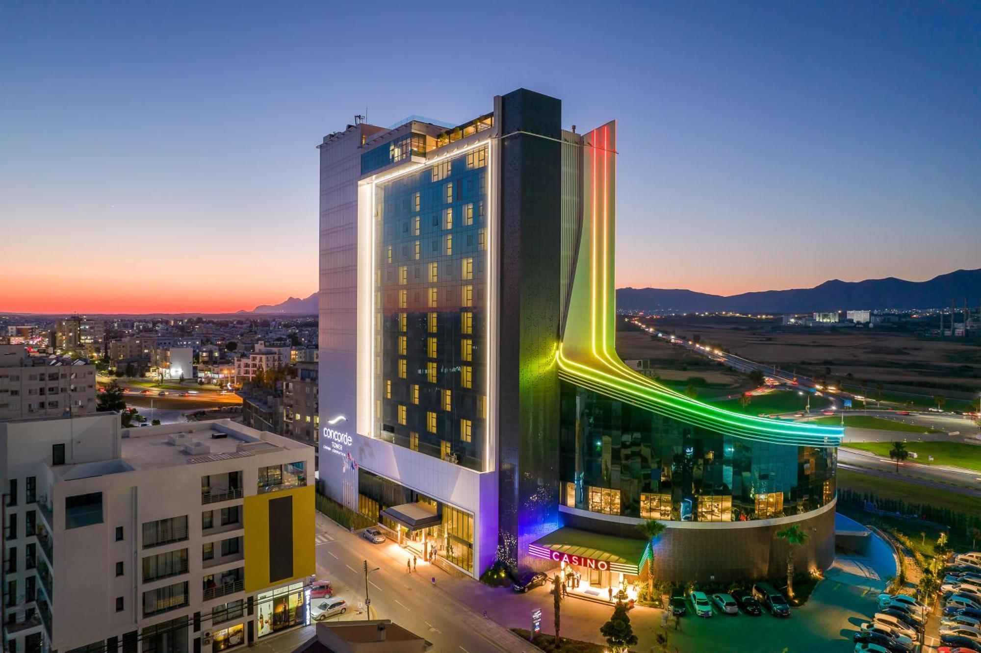 Concorde Tower Hotel & Casino Nicosia Luaran gambar The hotel at night